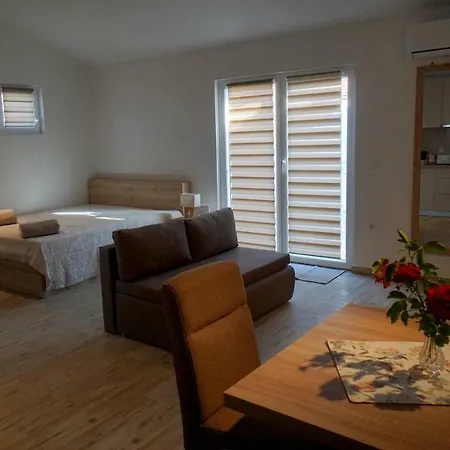 Sanja בית הארחה 3*